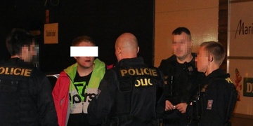 Pachatel útočil nožem, můžeme jen domýšlet, jak by konflikt dopadl, kdyby policisté nepřijeli včas