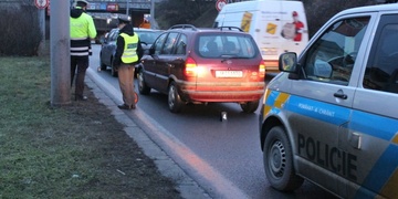 Řetězová nehoda tří aut si vyžádala zranění