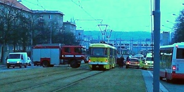 Dopravní nehoda na Slovanech, matka i s dcerou transportovány do nemocnice
