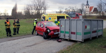 Srážka s kontejnerem uprostřed silnice