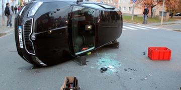Na Rokycanské se po nehodě převrátilo auto