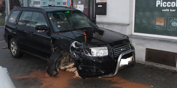 Na Rokycanské jak na kluzišti – 400 l nafty na zemi a bouralo se