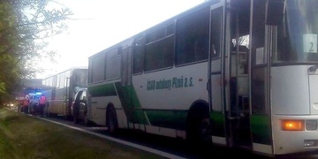 Nehoda dvou autobusů u Vlčtejna –  + 