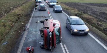 Po nehodě zůstalo vozidlo ležet na boku
