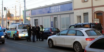 Střet chodkyně s autem v Doudlevecké ulici