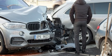 Nehoda tří osobních vozidel blokuje Rokycanskou