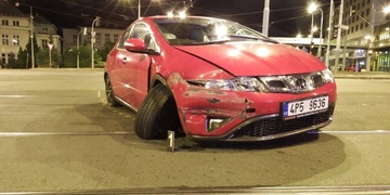 „Zboural“ sebe, pak i káru a policii utíkal