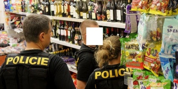 Kradli a pak pěstmi zbili starého prodavače