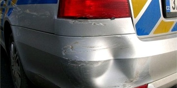 Byl natolik opilý, že si nevšiml policejního vozu, do kterého nacouval