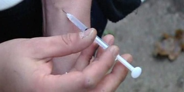 Narkoman fetoval na úřadě na záchodě