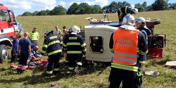 Traktor zavalil manžele