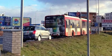 Srážka autobusu s osobním vozem
