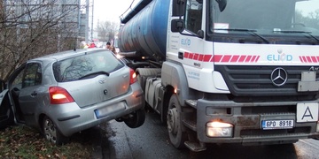 Velmi kuriózní nehoda blokuje Tyršovu ulici