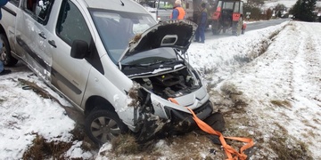 Na ledovce havarovalo auto s vozíčkářem, chlapec skončil v nemocnici