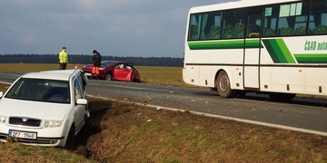 Hromadná nehoda pěti vozů uzavřela silnici na Klatovy