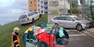 Jedno auto bouralo lešení, druhé obsadilo kopec