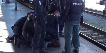 Muž v amoku děsil cestující na nádraží
