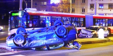 Nehoda a převrácené auto na Rokycanské