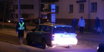 Auto srazilo a těžce zranilo ženu v Plzni