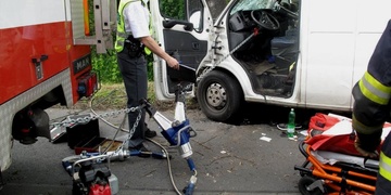 Náraz dodávky do stromu zaklínil mladého řidiče