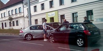 Pozor nehoda na Karlovarské i Zábělské