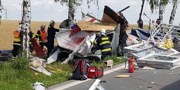 Vážná nehoda dodávky uzavřela silnici, muže z vozu vystříhali hasiči