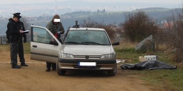 Manželský pár nalezl na vyhlídce mrtvou ženu