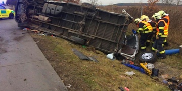 Na D5 u Plzně se převrátila dodávka, u Všerub pak OA