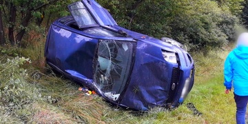 Auto zůstalo převrácené v příkopu