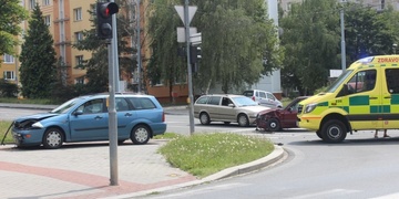 Dopravní nehoda blokuje křižovatku v Lobzích