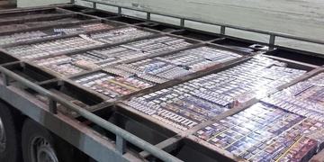 Rumunský pašerák si udělal podlahu z cigaret za čtvrt milionu