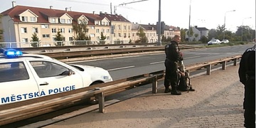 Muž podruhé vyhrožoval sebevraždou a opět na stejném místě