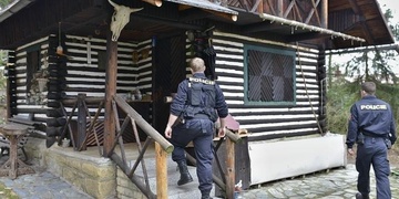 Na squattery si posvítili strážníci