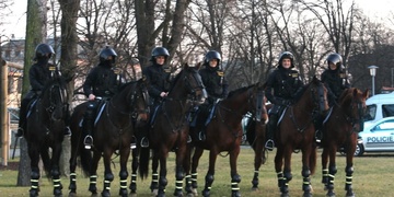 Policejní opatření během dnešního utkání, přepadení pražských fanoušků a kolaps divačky