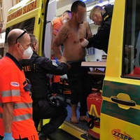 Napadení v Martinské - pořezaného muže transportovali do nemocnice