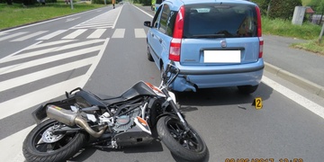 Motorkářka "sejmula" Pandu, muž zase řídil s opicí