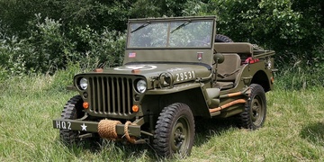 Jeep Willys se zřítil ze srázu, mladý řidič zahynul na místě