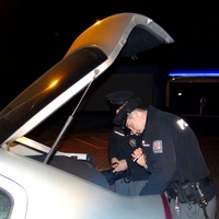 Opilý zapadl s autem, tak se zamyslel a na pomoc si pozval policii
