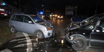 Řidič Taxi čelně havaroval s protijedoucím autem