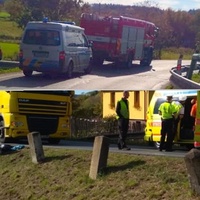 Motorkář najel do kamionu