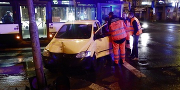 Muž špatně odbočil, žena narazila do semaforu