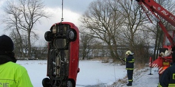 Za Merklínem havarovala řidička přímo do rybníku
