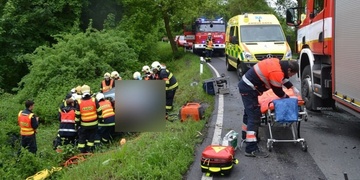 Nehoda nákladního vozu s osobním uzavřela silnici na Karlovy Vary