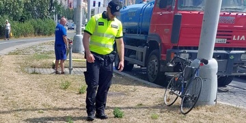 Elektrokoloběžkář srazil staršího cyklistu a ujel