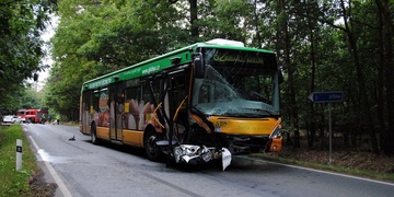 Dopravní nehoda autobusu s autem, na místě jsou zranění