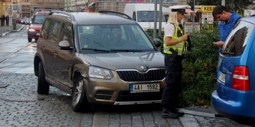 Nehody po Plzni – zapršelo a začalo se bourat