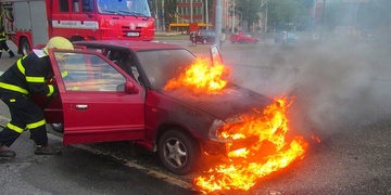 Ve Stříbře auto vykradli, v Tachově další zapálili