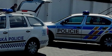 Jen pár minut po vniknutí do budovy měli pachatelé pouta na rukou