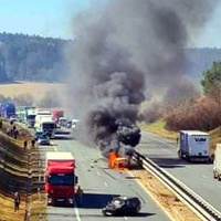 Dálnice D5 je uzavřena - po nehodě zde hoří auto