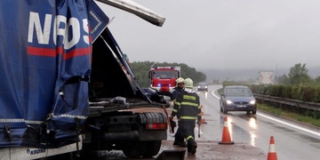 Velká nehoda kamionu a vozu údržby u Nýřan